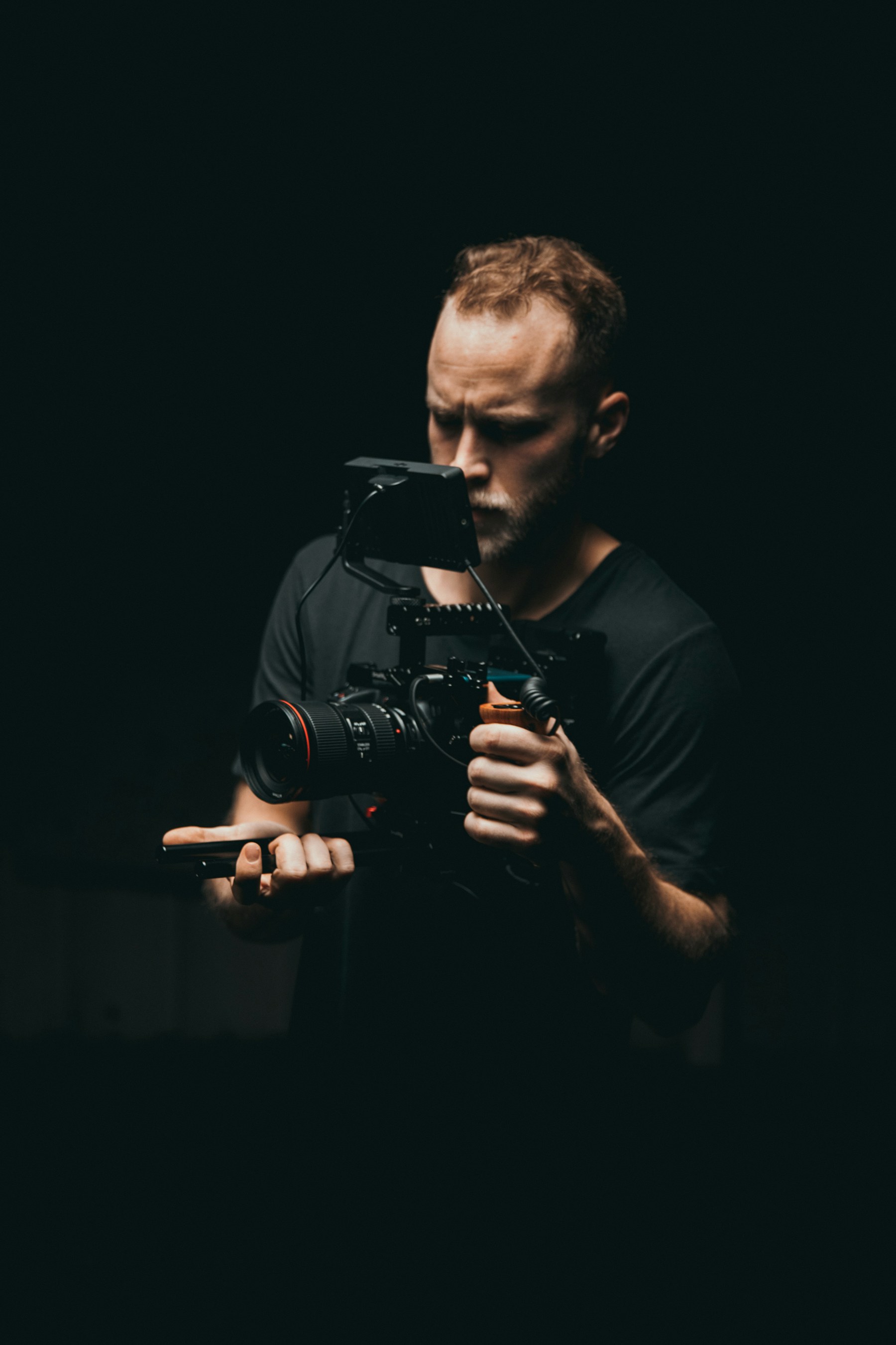 Profesional grabando video para un negocio